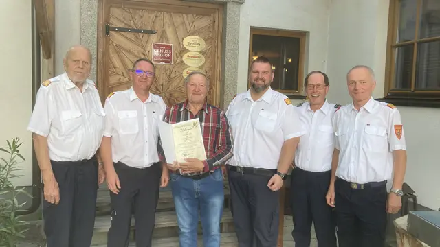 Erich Gugelsberger, Andreas Zainzinger, Jubilar Ernst Göth, Michael Litschauer, Hermann Scharf und Kurt Liball (v.l.) | Foto: Feuerwehr