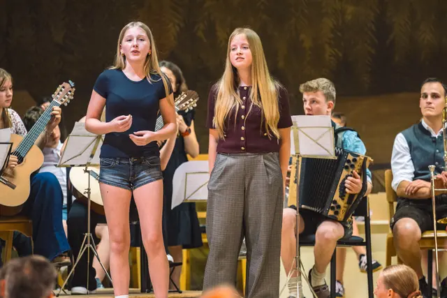 Berührend: Leonora Reischl und Livia Mair mit "Heast as net" | Foto: Pernsteiner