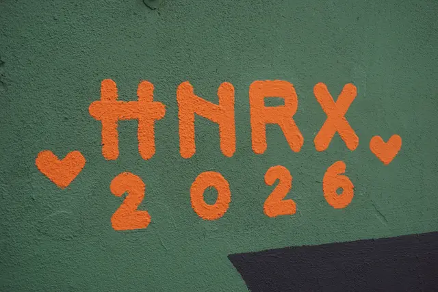 Mit seinem Projekt KEINHEITSBRAUN verleiht HNRX den Innsbrucker Bögen mehr Individualität. | Foto: MeinBezirk/Pali
