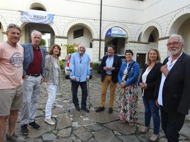 Zahlreiche Besucher folgten der Einladung zur Eröffnung auf Schloss Straßburg | Foto: Kulturring, M. Honsig