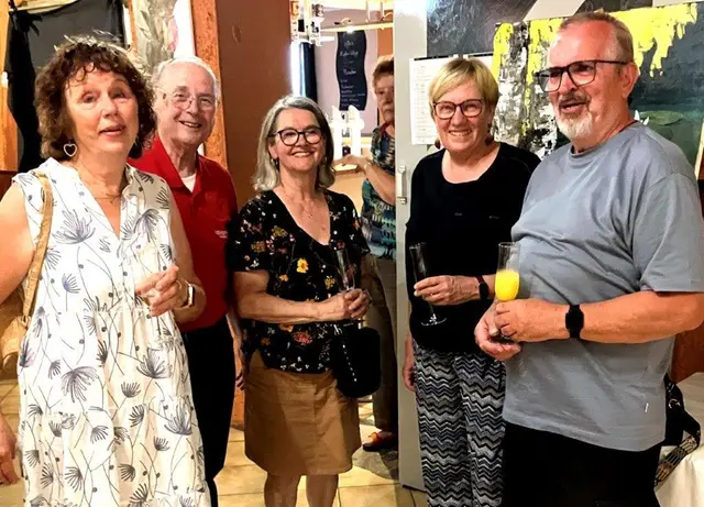 Kunst verbindet: Die Volkshilfe Poysdorf präsentierte im Café Tiger 45 Werke regionaler Künstlerinnen und Künstler. | Foto: Englisch