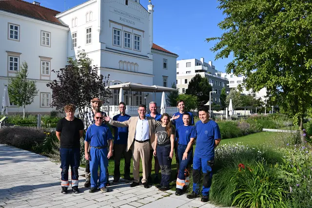 Freuen sich über die Greenpeace-Auszeichnung der Gartenstadt Tulln als „NaturStadt-Pionier“: Bürgermeister Peter Eisenschenk und Stadtgärtner Mario Jaglarz mit einem Teil des Gartenteams der Stadtgemeinde. | Foto: Stadtgemeinde Tulln