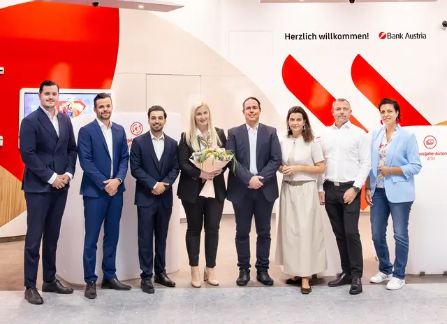 Vertreterinnen und Vertreter der Bank Austria freuten sich gemeinsam mit Centermanagerin Katharina Gfrer (dritte v. r.) über die neue SB-Filiale.  | Foto: Chr. Mikes