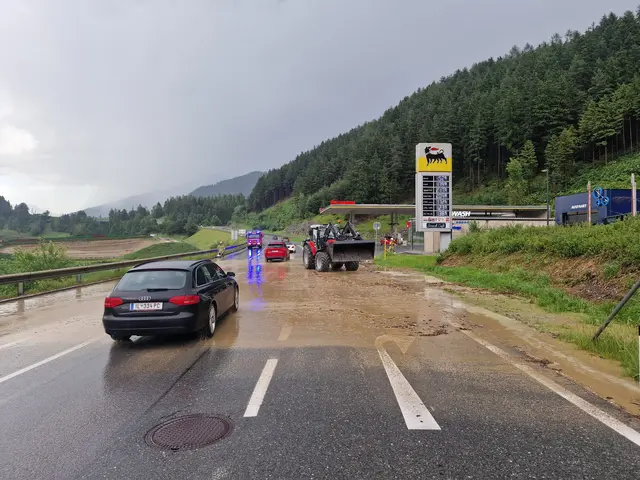 Überschwemmung bei der Gutmann-Tankstelle in Mieders. | Foto: Pernsteiner
