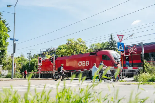 Die Eisenbahnkreuzung Hietzinger Hauptstraße ist für den Fahrzeugverkehr von 5. Juli bis 5. September 2026 gesperrt. | Foto: ÖBB Leonte