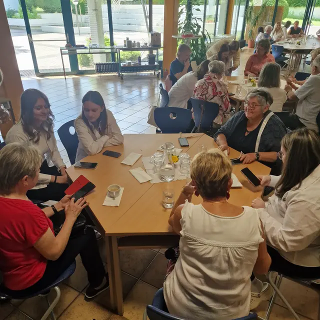Beim sechsten Smart Café der Wirtschafts.Akademie.Zwettl standen Austausch und Unterstützung zwischen den Generationen im Mittelpunkt. | Foto: HAK Zwettl