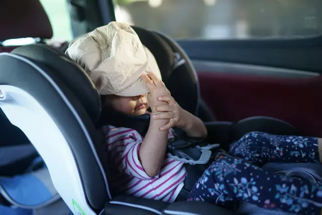 Wer sein Kind oder auch ein Tier im Auto zurücklässt bringt Kind und Tier in unmittelbare Gefahr. | Foto: Daisy D/Unsplash