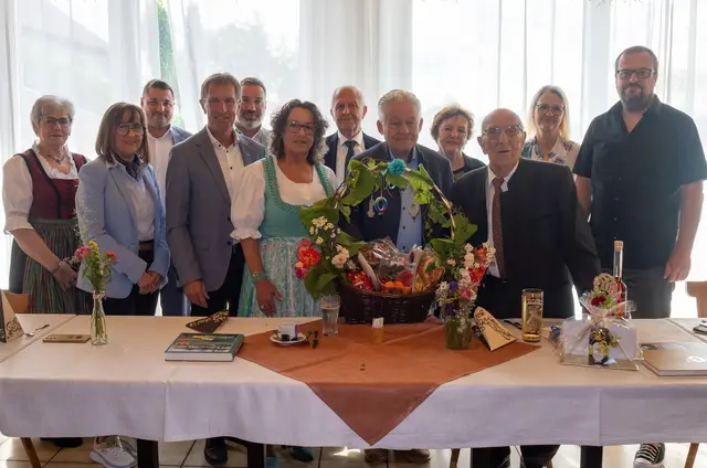 Geburtstagskind Hubert Gründlinger (vorne rechts), neben ihm Seniorenbund-Landesobmann Josef Pühringer, Orts-Obfrau Sigrid Seitz-Kleindienst, Bezirksobmann Josef Lindner, Hilde Prandner, Bürgermeisterin von Luftenberg, und Sprengelbetreuerin Christine Böhm. Hinten von links nach rechts: Patrick Kurz, Vize-Bürgermeister von Luftenberg, Andreas Derntl, Bürgermeister von St. Georgen, Stiefsohn Erwin Fürlinger, dessen Ehefrau Charlotte Fürlinger, Enkelin Elke Halmdienst und Enkelsohn Stefan Fürlinger. | Foto: OÖ Seniorenbund