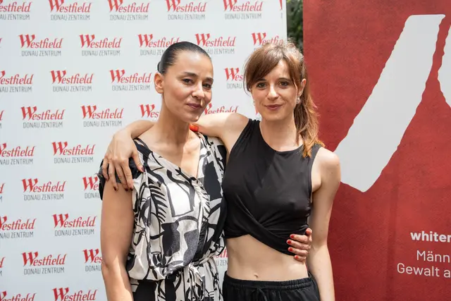 Schauspielerin und Singer-Songwriterin Edita Malovčić gemeinsam mit Irena Blagojevic (White Ribbon).  | Foto: Sade Jerabek/MeinBezirk