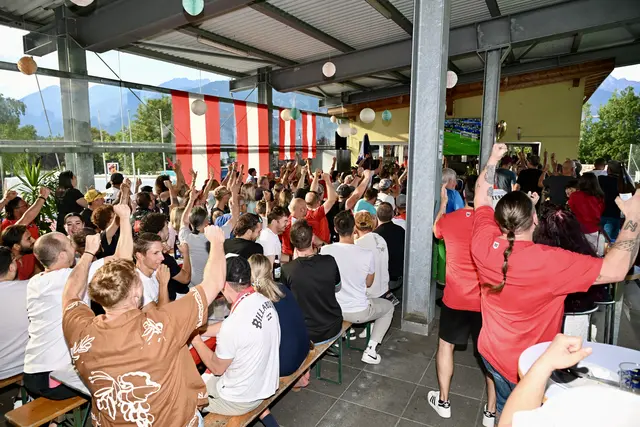 Kein Torjubel, sondern verschossener-Elfer-Jubel im rappelvollen Axamer Fußballtempel. | Foto: Hassl