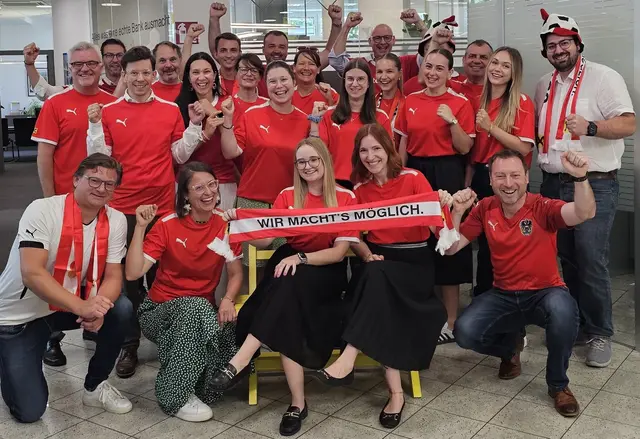 Die Raiffeisenbank Leibnitz ist immer am Ball und blickt voller Spannung dem WM-Duell zwischen Österreich und Argentinien entgegen. | Foto: Raiffeisenbank
