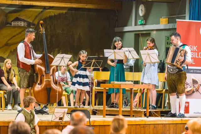Violinen-Trio: Magdalena Pajk, Antonia Mathoi und Zoe Brix | Foto: Pernsteiner