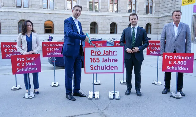 Mit Schildern zur Wiener Schuldenentwicklung machten ÖVP-Landesparteiobmann Markus Figl (2. v. l.) und Klubobmann Harald Zierfuß (3. v. l.) vor Beginn der Gemeinderatssitzung hinter dem Rathaus auf die aus ihrer Sicht angespannte Finanzlage aufmerksam. | Foto: Andreas Pölzl/MeinBezirk