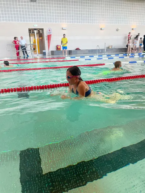 In der Freischwimmstaffeln schwammen die Teammitglieder nacheinander eine Länge im Becken. | Foto: Rotes Kreuz Salzburg