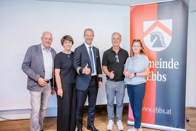 Rund 100 Unternehmerinnen und Unternehmer nutzten den ersten Ebbser Unternehmertag zum Austausch, zur Vernetzung und für neue Impulse rund um Wirtschaft, Digitalisierung und Künstliche Intelligenz. Im Bild: (v.l.) Bürgermeister Josef Ritzer, Sattelwirtin Beate Astner-Prem, Ex-Berufspilot und Autor Philip Keil, Gemeinderat Josef Freisinger und Gemeinderätin Tanja Moser-Enzi | Foto: Dominik Zwerger