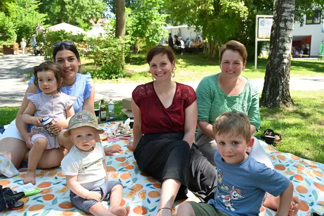 Viele Familien genossen den Brunch im Park. | Foto: Die Bäuerinnen im Bezirk Waidhofen