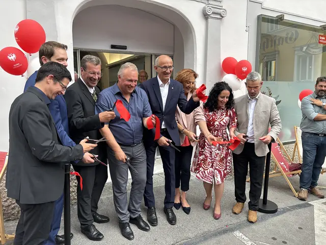 Feierliche Eröffnung des neuen Bezirksbüros in Imst mit Bgm. Stefan Weirather LH Mattle und den Parteigranden des Bezirkes. | Foto: Forgo