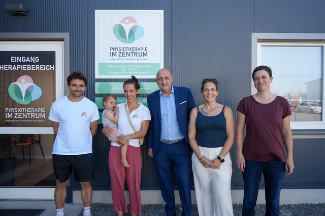Bürgermeister Gerald Höchtel und Anna Gössinger samt Team. | Foto: Marktgemeinde Sieghartskirchen