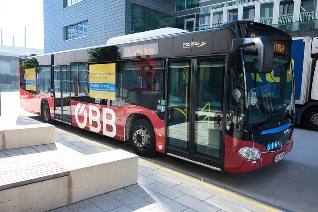 Ersatzbusse übernehmen während der Sperre einen Teil der Verbindungen auf der Stammstrecke. | Foto: ÖBB/Scheiblecker