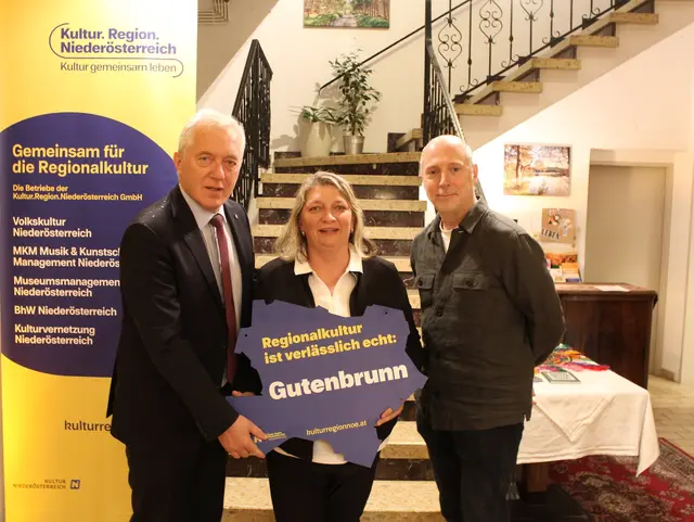 Kultur.Region.Niederösterreich-Geschäftsführer Martin Lammerhuber bei der Übergabe der Plakette „Regionalkultur ist verlässlich echt“ an Bürgermeisterin Birgit Haberzett gemeinsam mit Kulturvernetzung Niederösterreich-Geschäftsführer Martin Vogg. | Foto: Kulturregion NÖ