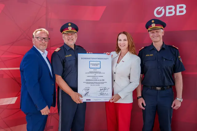 Unterzeichneten am Montag die Fortsetzung der Sicherheitspartnerschaft auf Landesebene (v.l.): Peter Wallis (ÖBB), Joachim Huber (LPD), Michaela Huber (ÖBB) und Helmut Richter (LPD).  | Foto: LPD Stmk/Huber