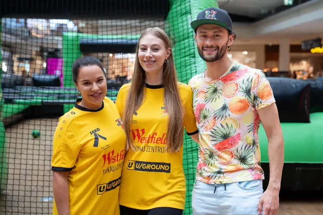Vanessa Kuzmich (Moderatorin), Lika Doss (Musikerin) und Lukas Plöchl (Musiker) hatten Spaß am Kicken. | Foto: Sade Jerabek/MeinBezirk