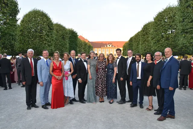 Zahlreiche Ehrengäste genossen eine traumhafte Sommernacht auf Schloss Hof.  | Foto: Claudia Bräuer