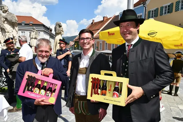 Murauer Bier für die Spitze der Jägerschaft, in Bildmitte Vizebgm. Martin Moser. | Foto: Anita Galler