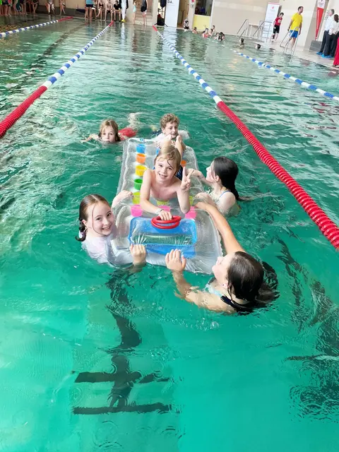 In der Rettungsschwimmstaffel mussten die Kinder eine Person sichern und gemeinsam mit Tauchringen sicher ans andere Beckenende bringen. | Foto: Rotes Kreuz Salzburg