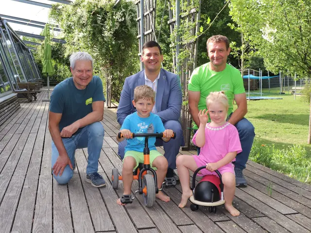 Hermann Hiebner (Radlobby), Bürgermeister Dominic Litzka, Johannes Flandorfer (Radlobby) mit den Kindern Niklas und Valerie. | Foto: Radlobby