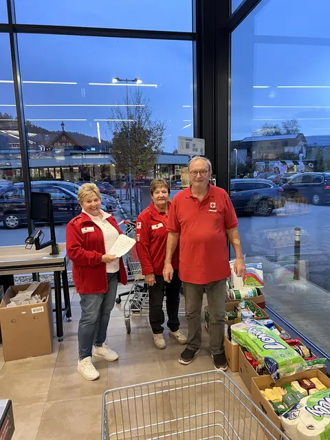 Evelyn Haugsberger, Aloisia Reischl und Max Ornezeder sammelten Warenspenden. | Foto: ÖRK