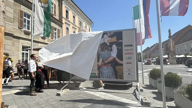 Gemeinsam wurde das Plakat am Hauptplatz enthüllt. | Foto: MeinBezirk/Waltraud Fischer