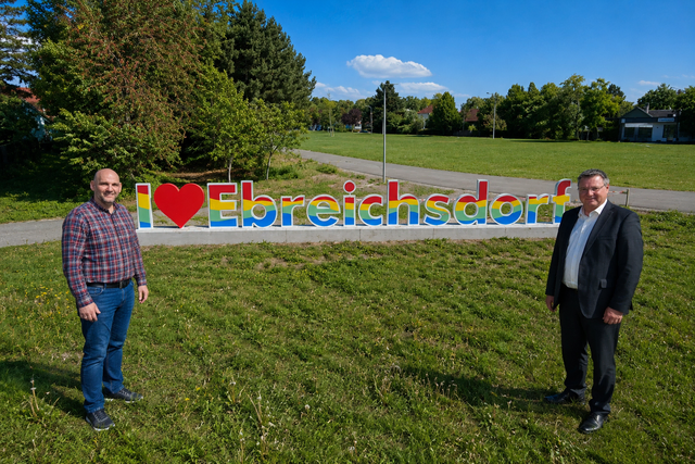 STR Jürgen Schöny, Bgm. Abg. z. NR Wolfgang Kocevar freuen sich über die Auszeichnung. | Foto: Stadtgemeinde Ebreichsdorf