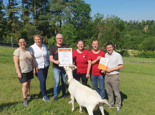 Vize-Bürgermeisterin Sonja Huspeka, Umweltgemeinderätin Elke Obernosterer, Biosphärenpark-Direktor Andreas Weiß und Bürgermeister Ronald Gutscher überreichten am 19. Juni 2026 die Partnerschaftsurkunde an Daniela und Markus Luchner (4. und 5 v.l.). | Foto: BPWW/N. Kovacs