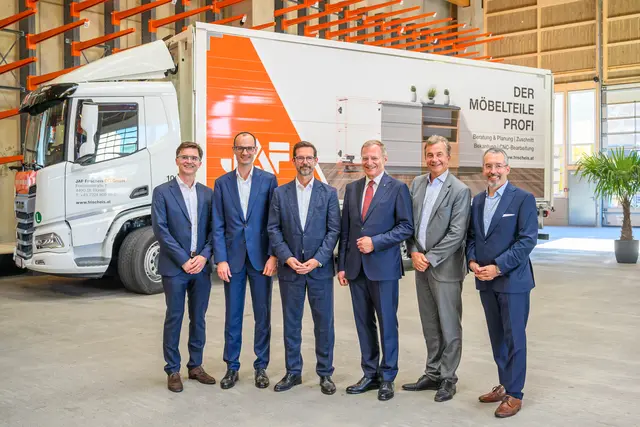 Von links: Mag. Johann Lehner (Vorsitzender des Aufsichtsrats JAF Gruppe), Dr. Wilfrid Fabjani
(CFO JAF Gruppe, Vorstand JAF Gruppe), Mag. David Brenner (GF JAF Österreich, Vorstand JAF
Gruppe), Landeshauptmann Mag. Thomas Stelzer, Mag. Werner Stix (Vorstand JAF Gruppe), DI
Christoph Kapeller | Foto: Wolfgang Simlinger