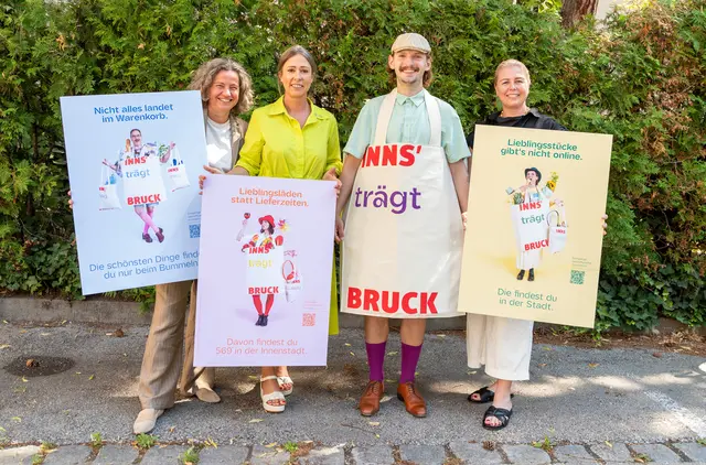 Heike Kiesling (Geschäftsführerin Innsbruck Marketing), Mariella Lutz (Stadträtin für Wirtschaft, Tourismus &amp; Immobilien), Paul („INNS‘ trägt BRUCK“ Tasche), Anna Strießnig (Obmann Stellvertreterin Zentrumsverein) | Foto: Matthias Betz
