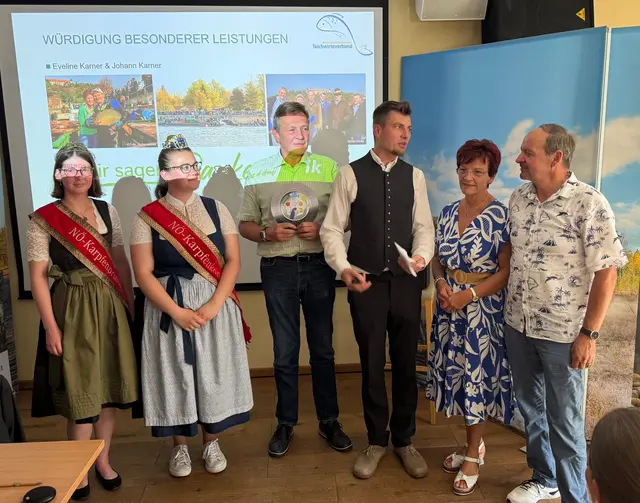 Karpfenprinzessin Theresia Edlinger, Karpfenkönigin Michaela Altmann, Obmann Stellvertreter der Teichwirteverbandes Georg Dirnberger, DI Leo Kirchweger Geschäftsführer des NÖ Teichwirteverbandes und die Karpfenbotschafter Eveline und Johann Karner

  | Foto: Teichwirteverband