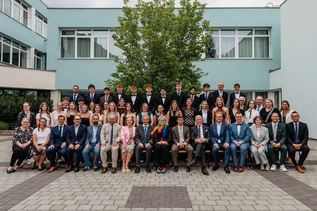 1. Reihe: Cornelia Gundacker, Julia Rosenthaler (LFS Edelhof), Stefan Waldhäusl (AMS Zwettl), Erhard Anderl (Stadtgemeinde Zwettl), Mario Müller-Kaas (WKO Zwettl), Christoph Prinz (Bezirkshauptmann-Stellvertreter), Ilse Krottendorfer (ehemalige Lehrkraft), Manfred Schnabl (ehemaliger Direktor), Martina Dorfinger (Direktorin), Joachim Teuschl (RAIBA Zwettl), Gundard Gutmann (Klassenpartner Gutmannsche Forstverwaltung), Peter Hochleitner (Waldviertler Sparkasse Bank AG), Sebastian Müllner, Anika Klinger, Julian Mitteröcker (Klassenvorstand 5BK) und Herbert Kolinsky (Klassenvorstand 5AK)
2. Reihe: Gabriele Litschauer, Maria Hirnschall (5AK), Anja Litschauer (5AK), Jonas Bernleitner (5AK), Lena Hackl (5AK), Nico Dornhackl (5AK), Fiona Wagner (5AK), Julia Hinterndorfer (5AK), Marlies Führer (5AK) Kerstin Unhaller (5AK), Nina Leopoldseder (5BK), Magdalena Reiser (5AK), Chiara Siegl (5BK), Klara Halmetschlager (5BK), Vanessa Klaus (5BK), Bianca Grabner (5BK), Hannah Selig (5BK), Lena Gruber (5BK), Yvonne Brandtner (5BK), Laura Gilhofer (5BK), Anton Allinger, Kerstin Hiemetsberger (5BK), Johannes Jachs, Michaela Rieger, Bianca Traxler
3. Reihe: Christoph Steindl, Thomas Zellhofer (5AK), Raphael Neumeister (5AK), Felix Weidenauer (5AK), Elmin Hajdarpasic (5AK), Marcel Rogner (5AK), Gabriel Müllner (5AK), Jan Heinreichsberger (5BK), Roland Gundacker (5BK), Leon Astleitner (5BK), Heinz Traxler, Mario Huber | Foto: HAK Zwettl