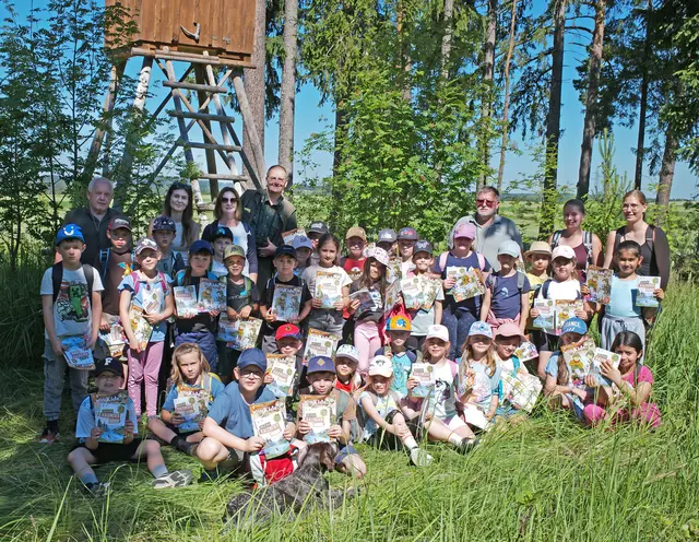 Die Kinder der VS Waidhofen, Lehrerinnen Anja Redl und Aline Gegenbauer, Schulassistentin Carina Bauer, Iris Redl als  Begleitperson sowie die Jagdhundeführer Johann Scherzer, Hans Hofbauer und Jagdleiter Dieter Nagl | Foto: Dieter Nagl