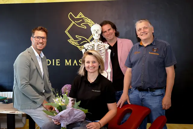 Gruppenbild mit „Bruno“, dem Skelett &amp; Maskottchen: (v.l. Bgm. Christian Härting, Pia Stadler, GV Alexander Schatz und GR Michael Ebenbichler. | Foto: MG Telfs/Pichler