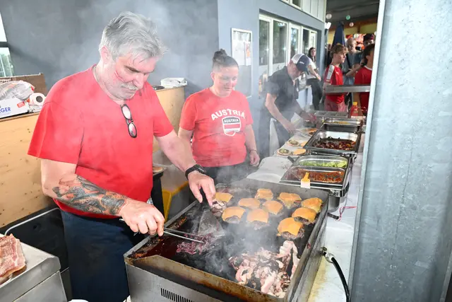 Tommy und Tocher Elli ließen in der Burger-Station den Rauch aufgehen - bei 30 Grad eine sportliche Höchstleistung. | Foto: Hassl