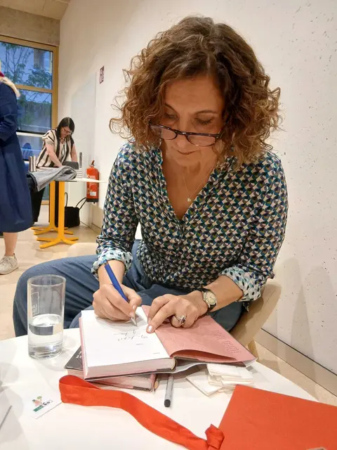 Madani signierte im Anschluss ihre von der Tyrolia zum Verkauf gebotetenen Bücher