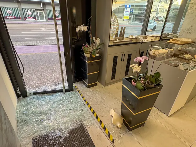 Nach zwei Einbruchsdiebstählen in Kitzbühel und Innsbruck ermittelt die Polizei intensiv. In Kitzbühel wurde Sportequipment gestohlen, in Innsbruck wurde ein Juwelier Ziel eines spektakulären Einbruchs. | Foto: zeitungsfoto.at