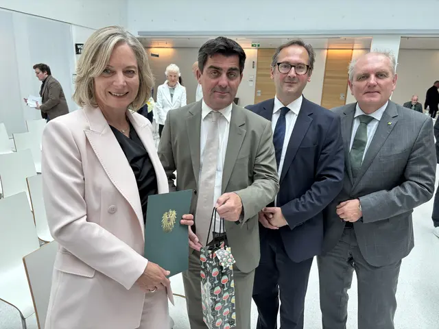 Bürgermeister Christian Gepp, Nationalratsabgeordneter Andreas Minnich und Bezirkshauptmann Andreas Strobl hießen Birgit Eisenmagen als Landesgerichtspräsidentin mit einer Flasche Korneuburger Stadtwein willkommen. | Foto: Sandra Schütz