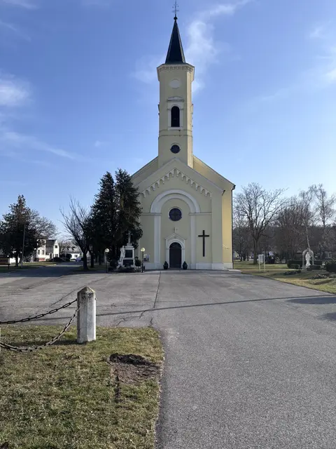 Preisgekröntes Vorhaben: Statt Asphalt und Beton sollen den Frankenauer Kirchenvorplatz künftig Grün-Elemente dominieren. | Foto: Rosenberger Victoria