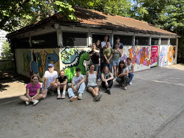 Die Schüler des Gymnasiums Tulln vor ihrem neuen Kunstwerk - die verzierte Radgarage beim Jugen Hotel Tulln. | Foto: Victoria Edlinger