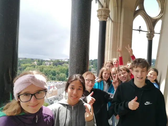 Die SchülerInnen aus St. Martin auf dem Turm des Mariendoms. | Foto: MS St. Martin