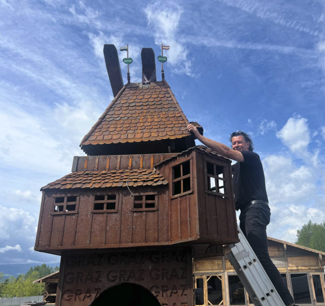 Highlight: Der drei Meter hohe Uhrturm-Nachbau am Red Bull Ring