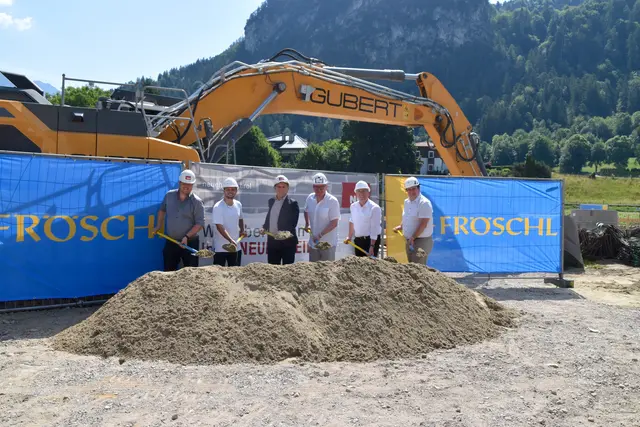 Vizebürgermeister Stefan Graf, Edwin Sabic (Bauamt Kufstein), LAbg. Christian Kovacevic, NHT-Geschäftsführer Johannes Tratter, Bürgermeister Martin Krumschnabel und Thomas Rautenberg (Baufirma Fröschl) (v.l.) setzen den Spatenstich für den nächsten Bauabschnitt. | Foto: Barbara Fluckinger