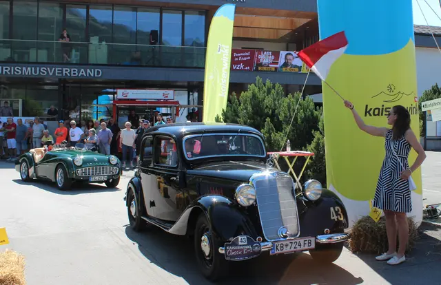 Start der Kaiserwinkl Classic: Viele historische Fahrzeuge waren dabei. | Foto: Johann Mühlberger